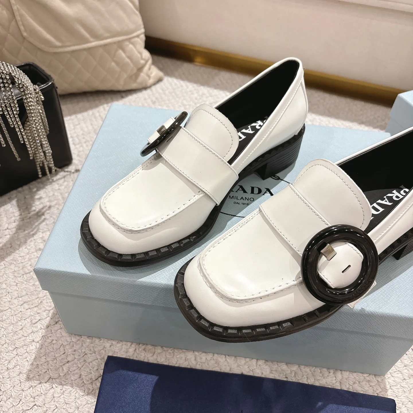 👟👟Ex-factory price 560👟👟 High version Prad✅ certified𝟐𝟎𝟐5𝙨𝙨 Early Spring Prada💯 #陈昊宇 Same style, many celebrity internet celebrities have the same style / mid-heeled British loafers, the round rubber buckle design adds a sense of sophistication, the overall shape is full of aura, and the British style small leather shoes are casual and high-end. Chen Haoyu’s same style/Prada25ss loafers! Fabric: Imported open edge beads Lining: Imported sheepskin Insole: Imported cowhide Women's model: Standard code 35-41 (customized at 40.41).  Color: black, light brown, white. The shoes are very cost-effective, so we refuse to negotiate.  #陈昊宇 Same style Prada loafers # Temperament wear